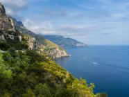 Italia, Campania, Golfo di Salerno, Sorrent, Costiera Amalfitana, Positano, costa rocciosa — Foto stock