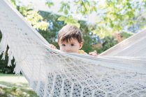 Spanien, baby girl relaxt im sommer in der hängematte im garten — Stockfoto