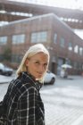 USA, New York City, Brooklyn, portrait d'une jeune femme souriante dans la ville — Photo de stock