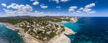 Espanha, Baleares, Maiorca, Porto Colom, Vista aérea de Cala Tropicana e Cala Domingo — Fotografia de Stock