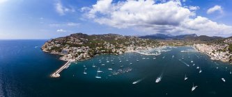 Spagna, Isole Baleari, Maiorca, Andratx Region, Veduta aerea di Port d'Andratx, costa e porto naturale con faro — Foto stock