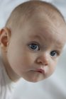 Retrato de niña con ojos azules - foto de stock