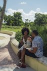 USA, Florida, Miami Beach, giovane coppia che condivide un'insalata in un parco — Foto stock