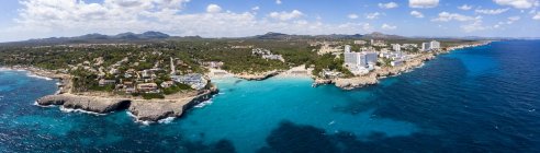 Испания, Балеарские острова, Озил, Порто-Колом, вид с воздуха на Кала-Феликана и Кала-Доминго — стоковое фото