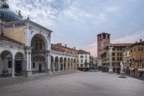 Italy, Friuli-Venezia Giulia, Udine, Piazza Liberta and Loggia di San Giovanni at dusk — Stock Photo
