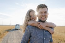 Porträt eines glücklichen jungen Paares im Wohnmobil in ländlicher Landschaft — Stockfoto