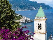 Italia, Campania, Costa Amalfitana, Península de Sorrento, Amalfi, Parrocchia Iglesia de Santa Maria Assunta - foto de stock