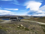 Cile, Patagonia, Parco Nazionale Torres del Paine, Cerro Paine Grande e Torres del Paine, Lago Nordenskjold, bus — Foto stock