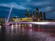 Аргентина, Озил, Пуэрто-Мадеро, Dock Sud с Puente de la Mujer ночью — стоковое фото