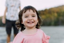 Австралія, Квінсленд, Макей, Мис Хіллсборо Національний парк, портрет щасливою дівчинкою зі своїм батьком на пляжі — стокове фото