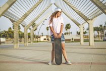 Дівчина стояла з скейтборд — стокове фото
