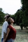 Glückliches Paar, das in der Natur steht, Rücken an Rücken — Stockfoto