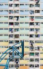 China, hong kong, kowloon, basketballkorb, öffentliche wohnungen im hintergrund — Stockfoto