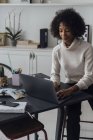 Mujer que trabaja en su oficina en casa, utilizando el ordenador portátil - foto de stock