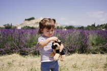 Франція, Гриньян, портрет дитячої дівчини з м'якою іграшкою на відкритому повітрі — стокове фото