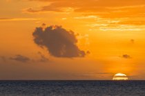 Маврикий, Западное побережье, Индийский океан, пляж Trou aux Biches, закат — стоковое фото