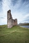 Reino Unido, Escocia, Sutherland, Castillo de Ardvreck en Loch Assynt - foto de stock