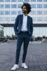 Spagna, Barcellona, elegante giovane uomo d'affari in piedi in città — Foto stock