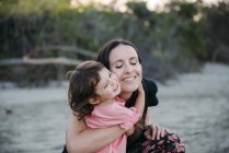 Австралія, Квінсленд, Макей, Мис Хіллсборо Національний парк, щаслива мати обіймає дочку на пляжі — стокове фото