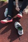 Ragazza adolescente cambiando scarpe per l'allenamento in esecuzione — Foto stock