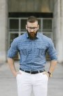 Retrato de hombre de negocios hipster barbudo con gafas y camisa a cuadros - foto de stock