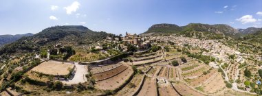 Spanien, Balearen, Mallorca, Valldemossa, Pfarrkirche Sant Baromeu und Cartuja de Valldemosa — Stockfoto