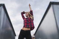 Giovane donna alla moda sul tetto — Foto stock