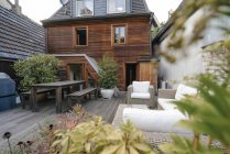 Parte trasera de la casa unifamiliar con terraza - foto de stock