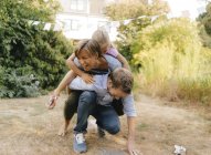 Felice famiglia spensierata in giardino — Foto stock