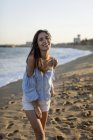 Retrato de una hermosa mujer en la playa - foto de stock