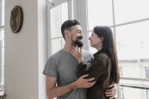 Glückliches Paar, das sich zu Hause umarmt — Stockfoto