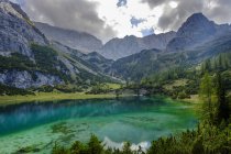 Austria, Tyrol, Wetterstein Mountains, Mieminger Kette, Ehrwald, Lake Seebensee, Sonnenspitze, Schartenkopf and Vorderer Drachenkopf — Stock Photo