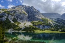 Austria, Tirolo, Monti Wetterstein, Mieminger Kette, Ehrwald, Lago Seebensee e Vorderer Tajakopf — Foto stock