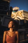 USA, Nevada, Las Vegas, portrait d'une jeune femme heureuse dans la ville la nuit — Photo de stock