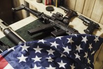 Винтовки, оружие и американский флаг на столе — стоковое фото