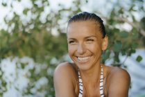 Ritratto di donna felice con i capelli bagnati che indossa un bikini al lago — Foto stock