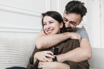 Щаслива пара, підтримуючи в домашніх умовах — стокове фото