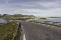Noruega, Lapônia, Ilhas Vesteralen, Estrada vazia — Fotografia de Stock