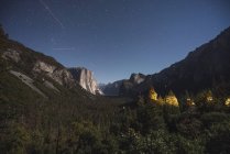 США, Каліфорнія, Національний парк Yosemite, вид на тунель вночі — стокове фото