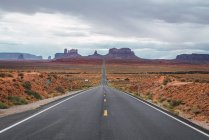 États-Unis, Utah, route vide vers Monument Valley — Photo de stock