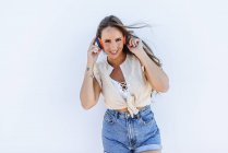 Портрет щасливі молодої жінки прослуховування музики з навушниками — стокове фото
