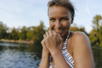 Portrait de femme heureuse portant un bikini sur un lac — Photo de stock