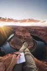 USA, arizona, colorado river, hufeisenbiegung, junger mann auf aussichtspunkt, malerei — Stockfoto