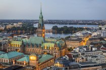 Germany, Hamburg, Hamburg city hall and Alster Lakes — Stock Photo