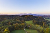 Alemanha, Alta Baviera, Toelzer Land, Baviera Prealps, Dietramszell, Zeller Wald, Vista aérea da floresta no outono ao nascer do sol — Fotografia de Stock