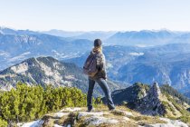 Germania, Garmisch-Partenkirchen, Alpspitze, Osterfelderkopf, escursionista femminile dal punto di vista visivo — Foto stock