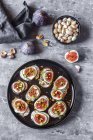 Bread with goat cheese, figs and pistachio — Stock Photo
