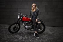 Ritratto di giovane donna sicura di sé con moto — Foto stock