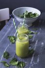Due bicchieri di frullato di spinaci con semi di canapa — Foto stock