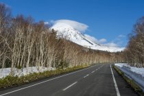 Хоккайдо, Національний парк Шіретоко, порожня дорога — стокове фото
